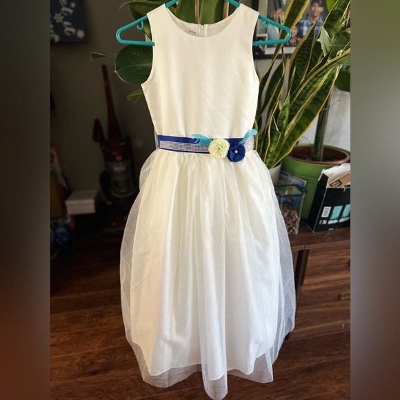 Beautiful white Colour Kids Dress - Picture 2 of 3